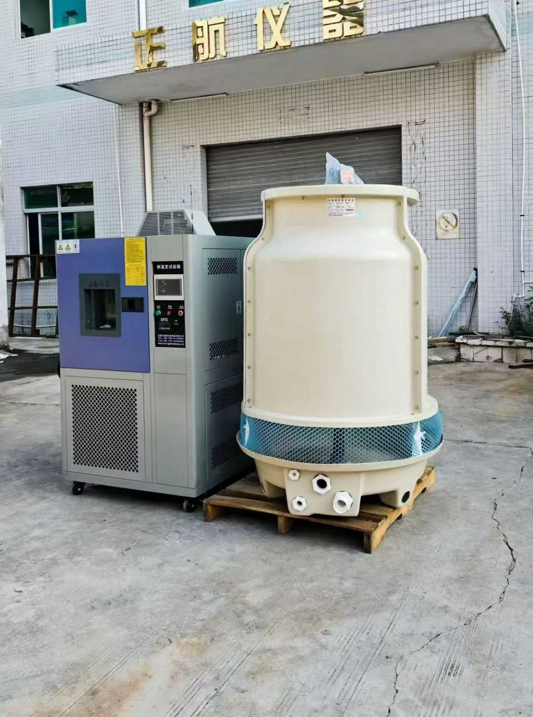 近日，我司將一臺(tái)水冷式線性快速溫度變化試驗(yàn)箱送深圳銅排生產(chǎn)客戶，感謝客戶對(duì)于我司的大力支持。說起這個(gè)設(shè)備，也是歷經(jīng)坎坷。在設(shè)備的溝通過程中，雖然客戶提出較高的技術(shù)要求，但我司秉持著盡心盡力滿足客戶需求為宗旨。多次進(jìn)行技術(shù)攻堅(jiān)會(huì)議，必須在有限的空間內(nèi)滿足客戶較高的快速線性溫度變化要求。  （快速溫變?cè)囼?yàn)箱已整裝待發(fā)） 因?yàn)榭蛻粢筝^高的線性快速溫度變化，而這臺(tái)設(shè)備屬于小型的設(shè)備，在有限的空間內(nèi)，我們需要充分考慮到設(shè)備的制冷，制熱以及散熱問題，如果任何一個(gè)方面無法達(dá)到的話，那么后果將會(huì)是毀滅性的。  （裝車發(fā)走！） 我司對(duì)于此類有挑戰(zhàn)性的設(shè)備，充滿信心，因?yàn)槲覀儓?jiān)信每一次的攻堅(jiān)都是企業(yè)成功的一小步。只有不斷的提升我們的技術(shù)，才能在市場(chǎng)生存